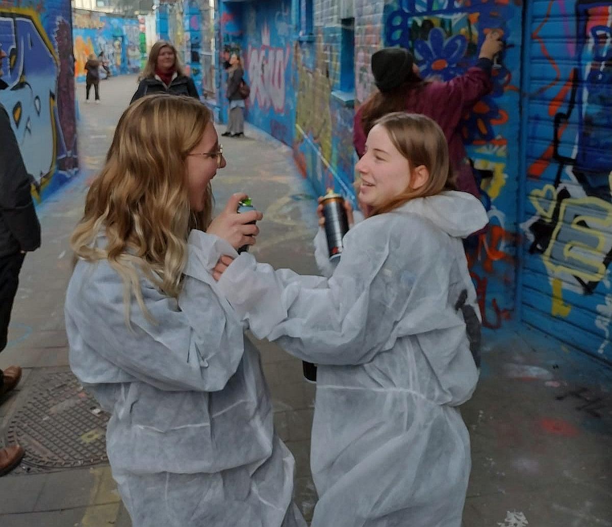 Twee activisten van het activistenteam tijdens Graffiti Earth Day