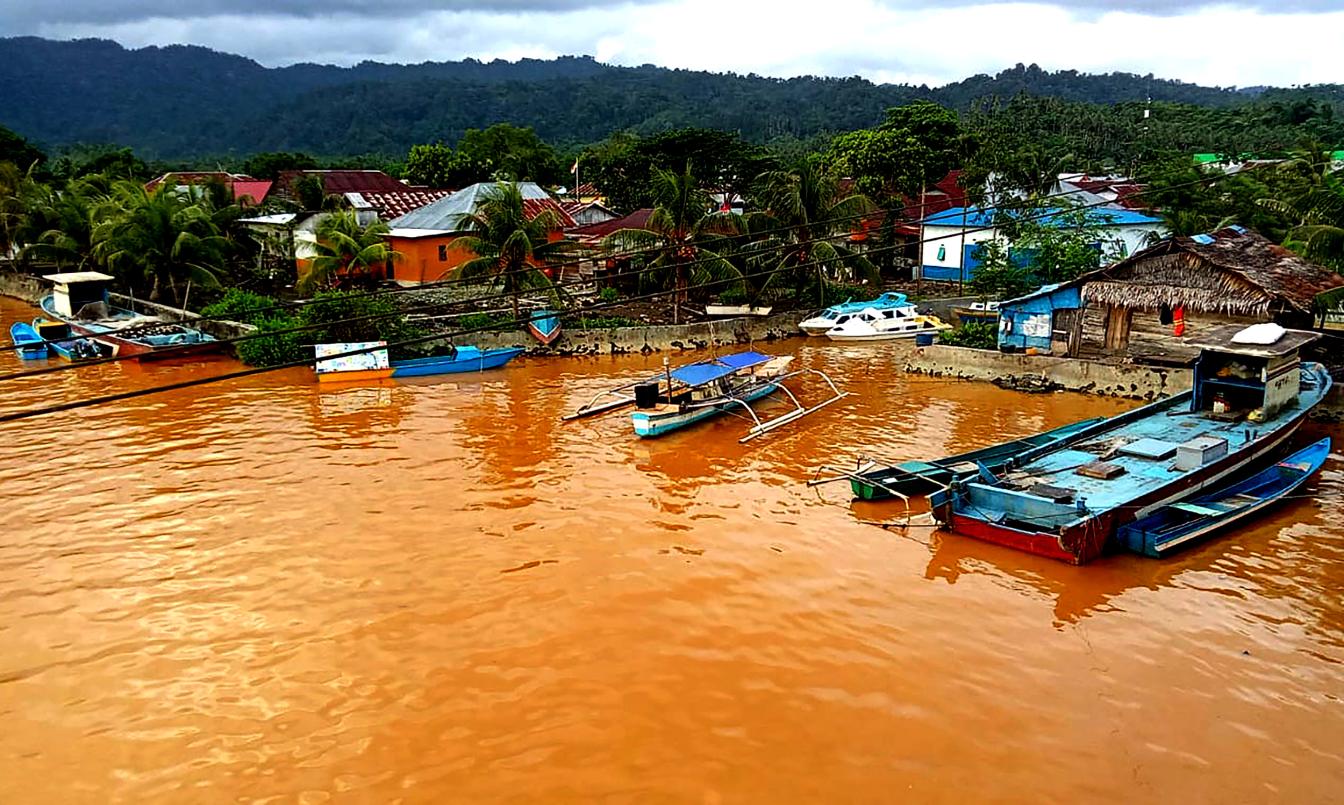 Nikkel in het water van Muara Sungai in Indonesië