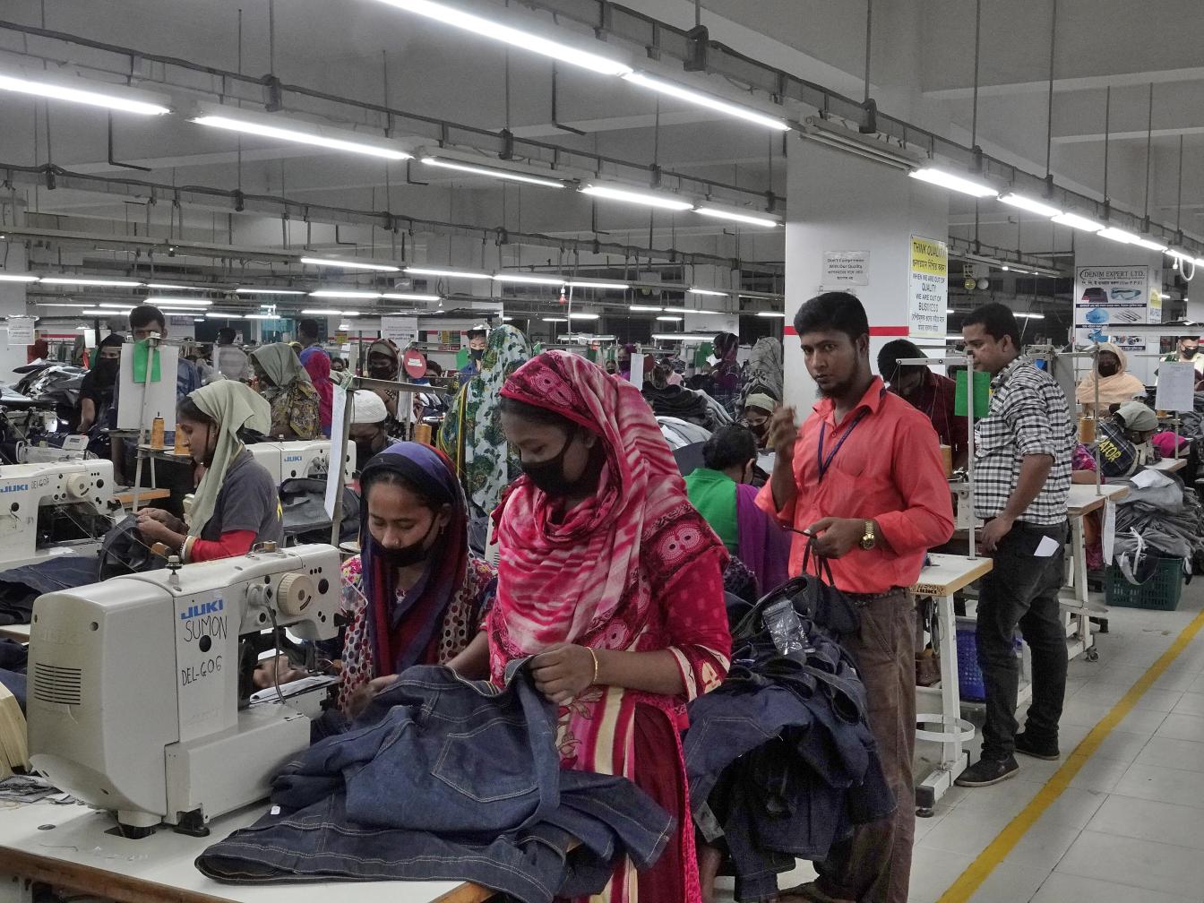 Werknemers aan het werk in een grote kledingfabriek