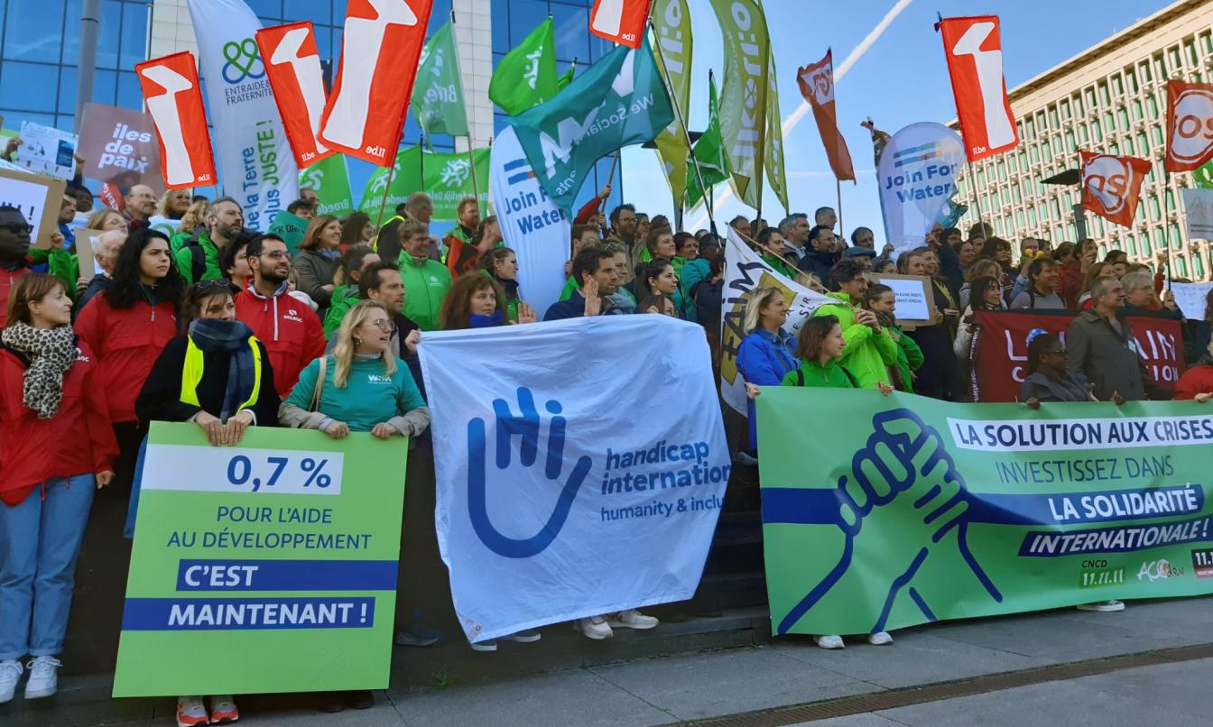 Gezamenlijke actie met heel wat lidorganisaties en vlaggen voor internationale solidariteit