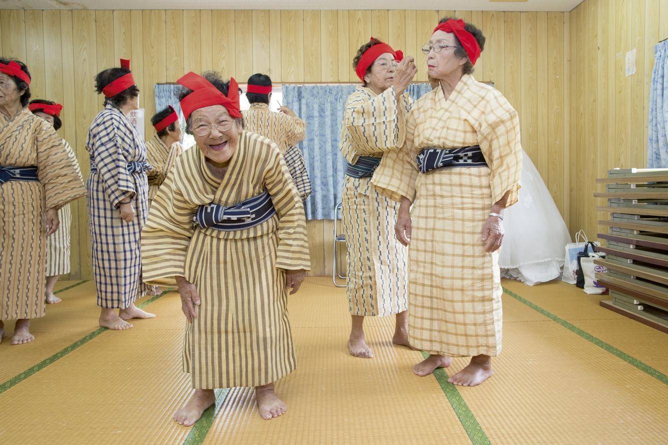 Vrouwenkoor met +80-jarigen in Okinawa Japan