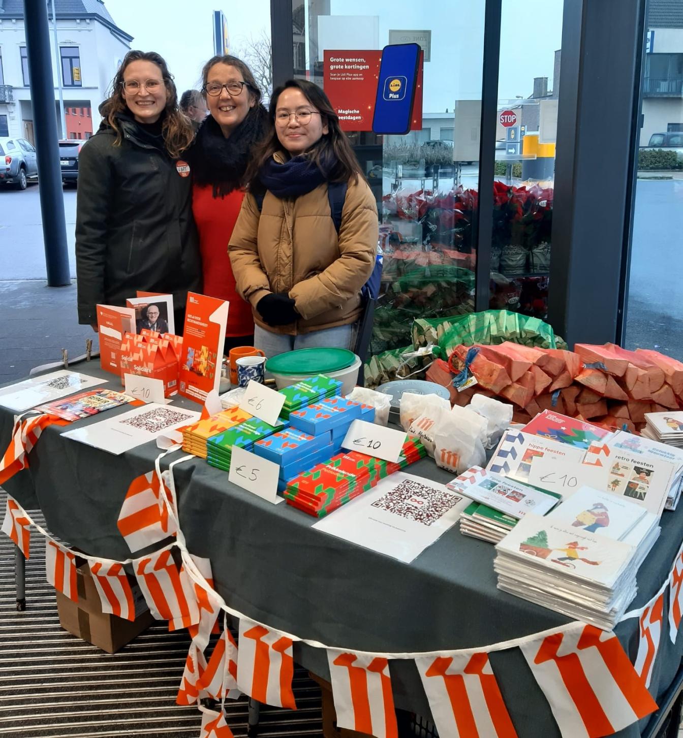 Kaat, Hilde en Rara tijdens de verkoopactie voor 11.11.11 in Lichtervelde