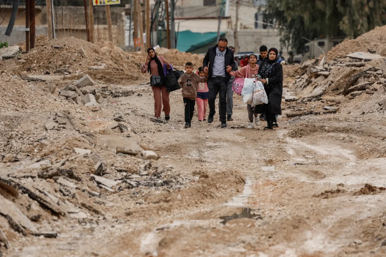 Palestijnen verlaten het vluchtelingkamp in Jenin na een Israëlische aanval