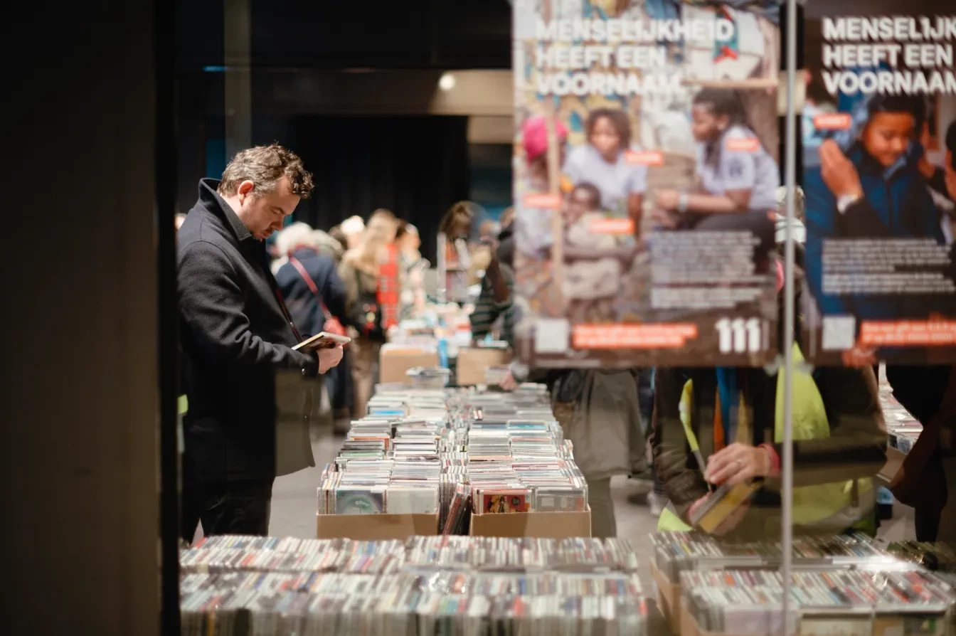 Boekenverkoop in De Krook in Gent ten voordele van 11.11.11.