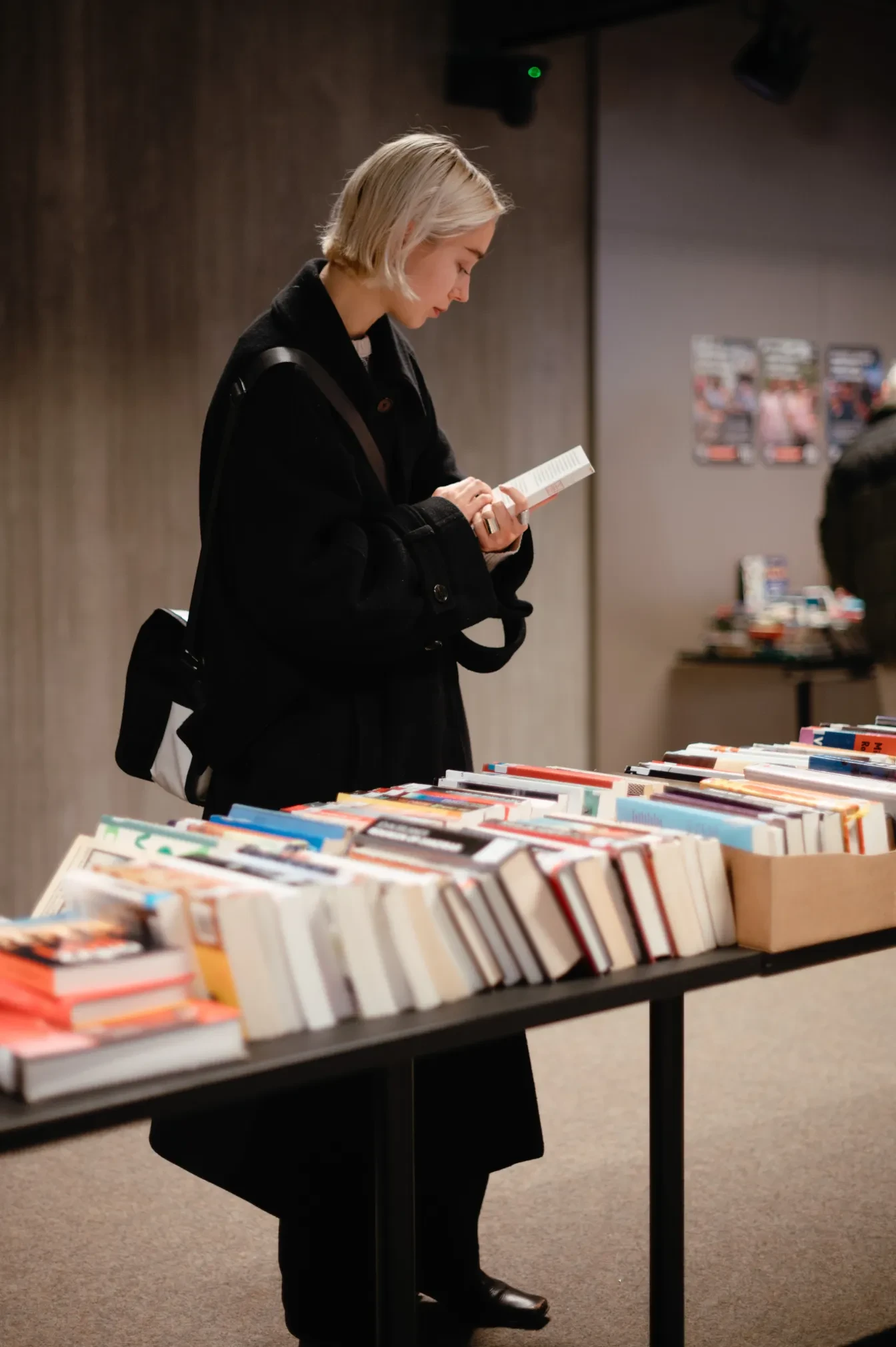 Boekenverkoop in De Krook in Gent ten voordele van 11.11.11.