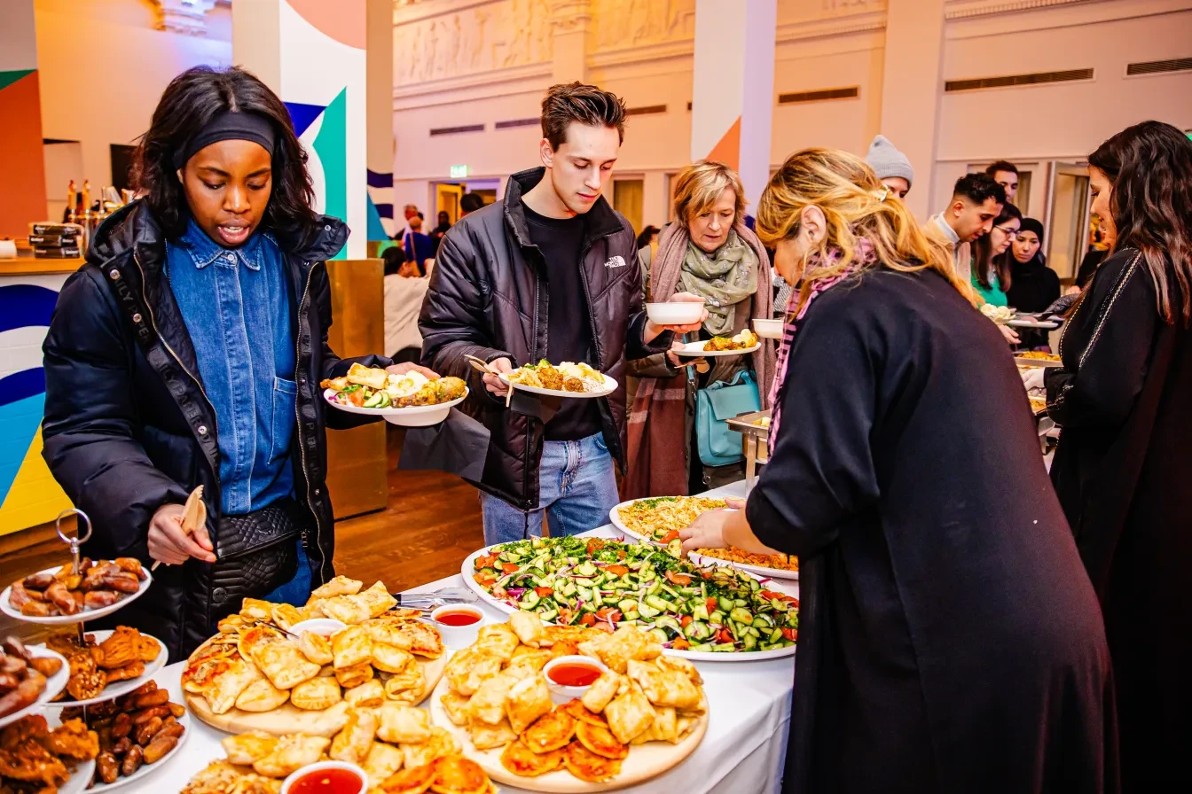 Foto van personen aan buffet - van de editie in 2024