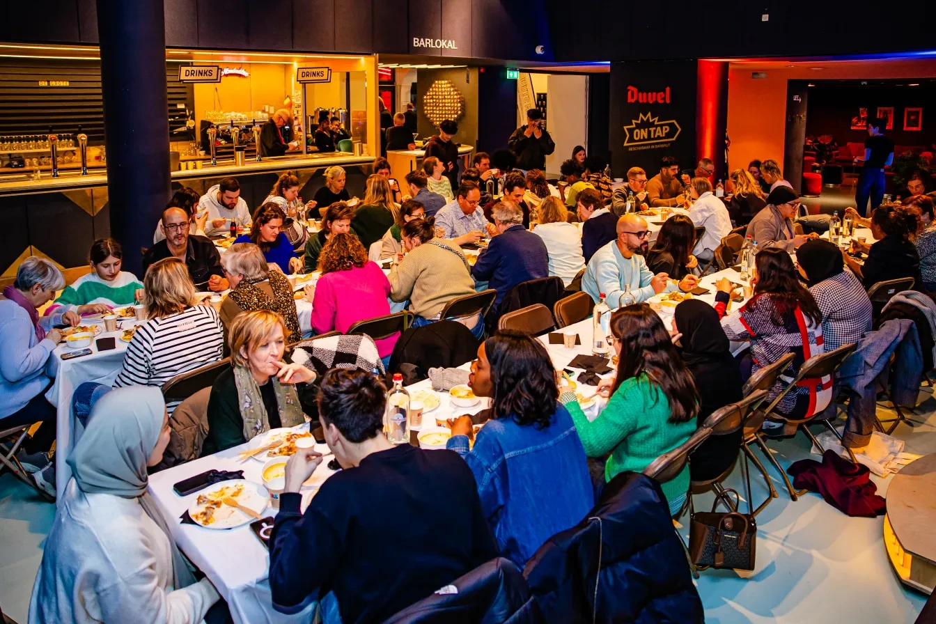 Etende bezoekers tijdens de editie 2024