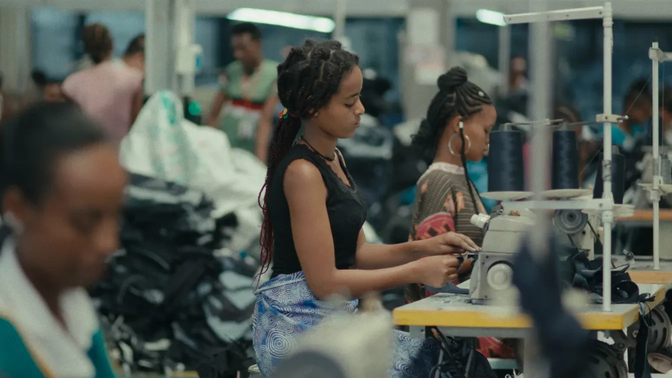 Still uit de film Made in Ethiopia - Beti aan een naaimachine