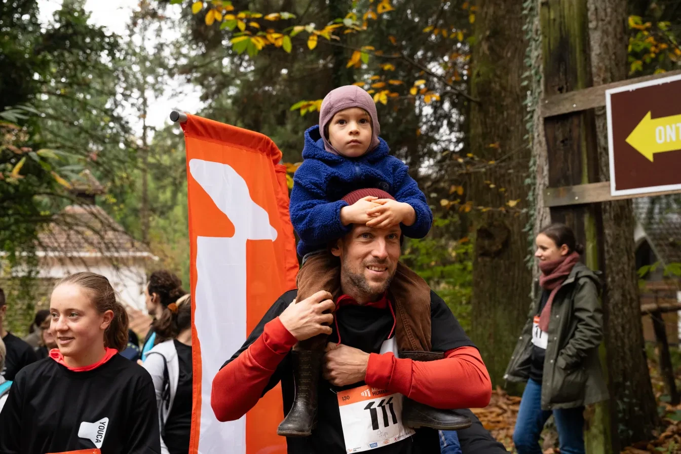 Foto met vader en zoontje die samen de trail afleggen