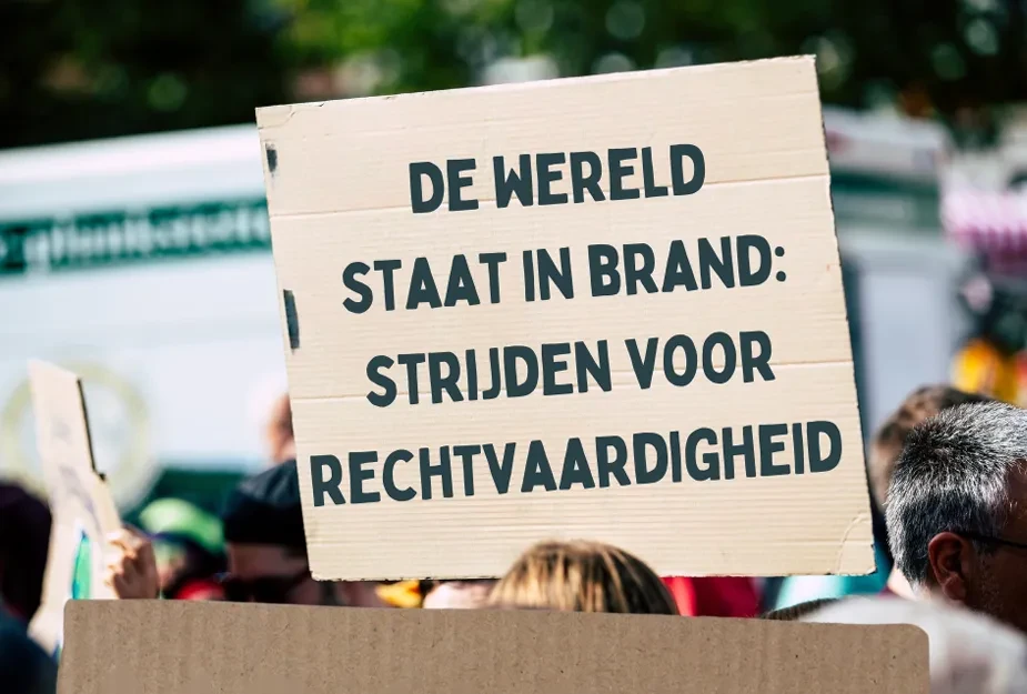 protestbord met tekst: 'de wereld staat in brand'