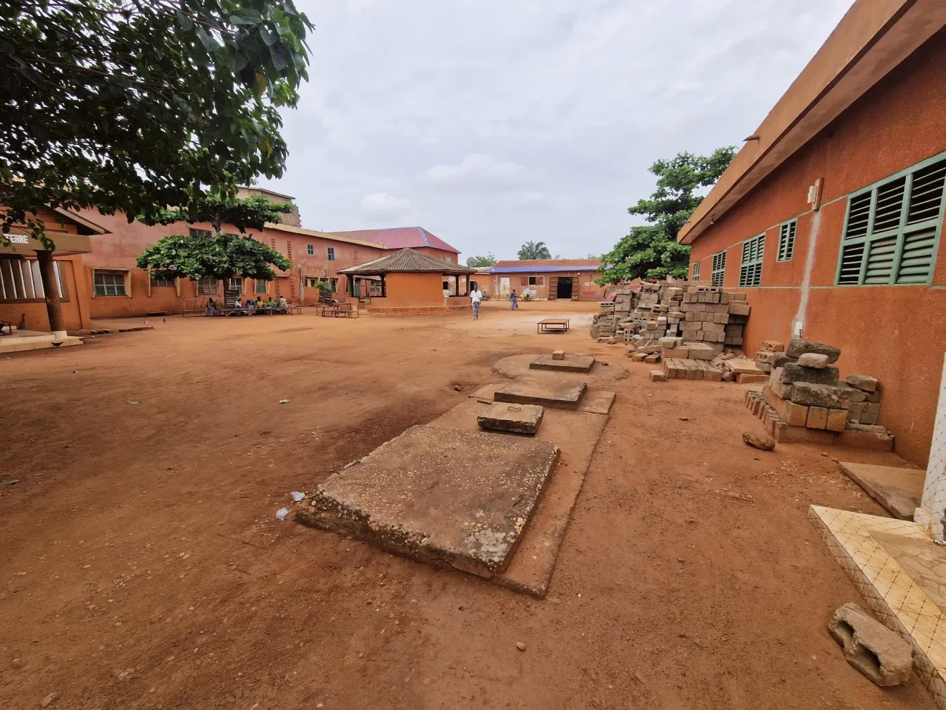 De binnenplaats van de voorziening Saint-Camille in Benin