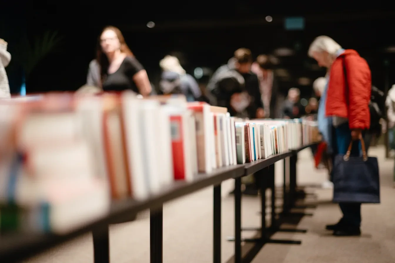 Rij boeken tijdens de boekenverkoop in Gent