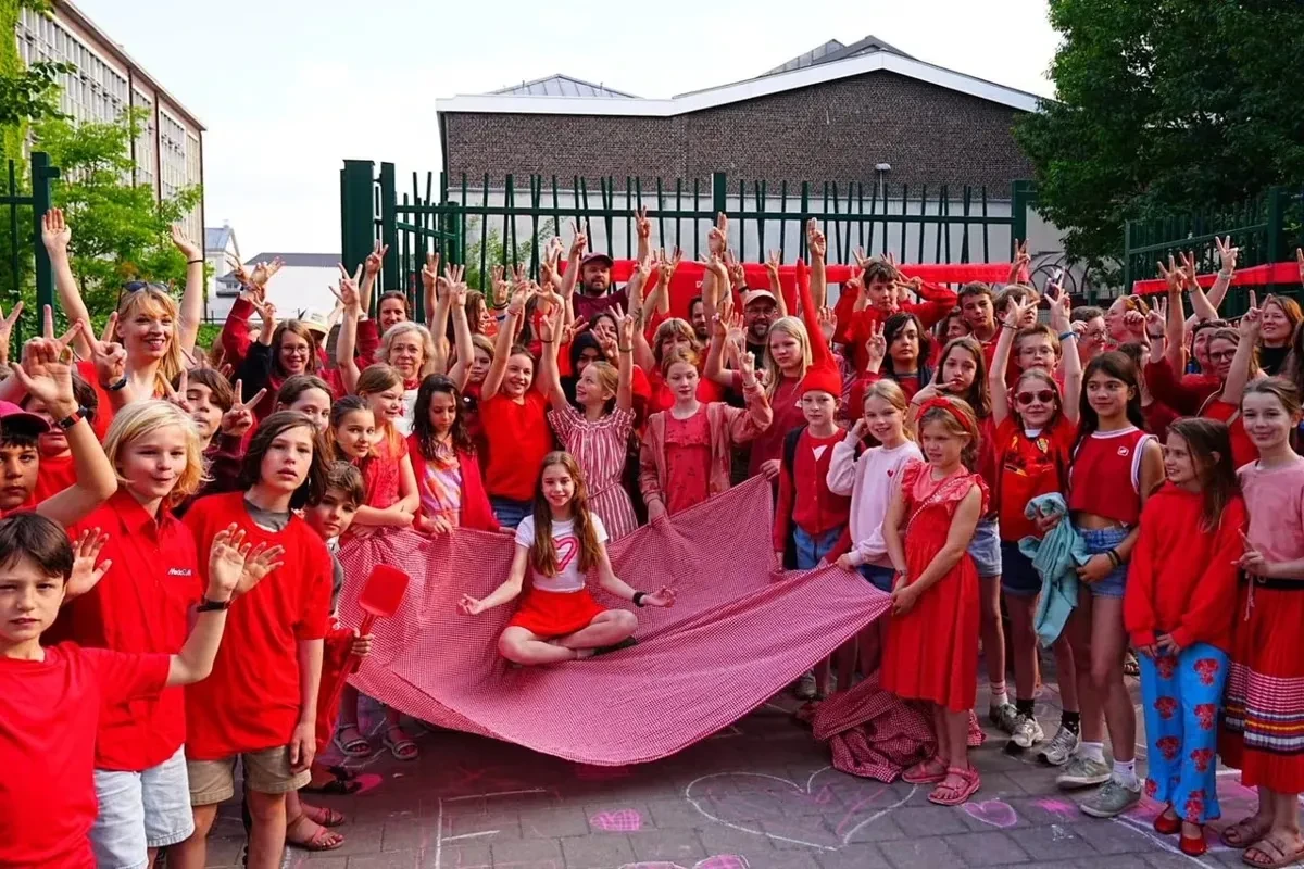 Leerlingen van freinetschool De Harp in Gent trekken de rode lijn voor Gaza