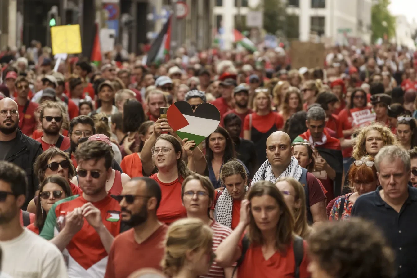 Grote groep mensen tijdens de manifestatie De rode lijn in Brussel