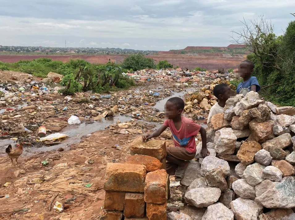 Kinderen in Kolwezi spelen nabij een mijnbouwsite