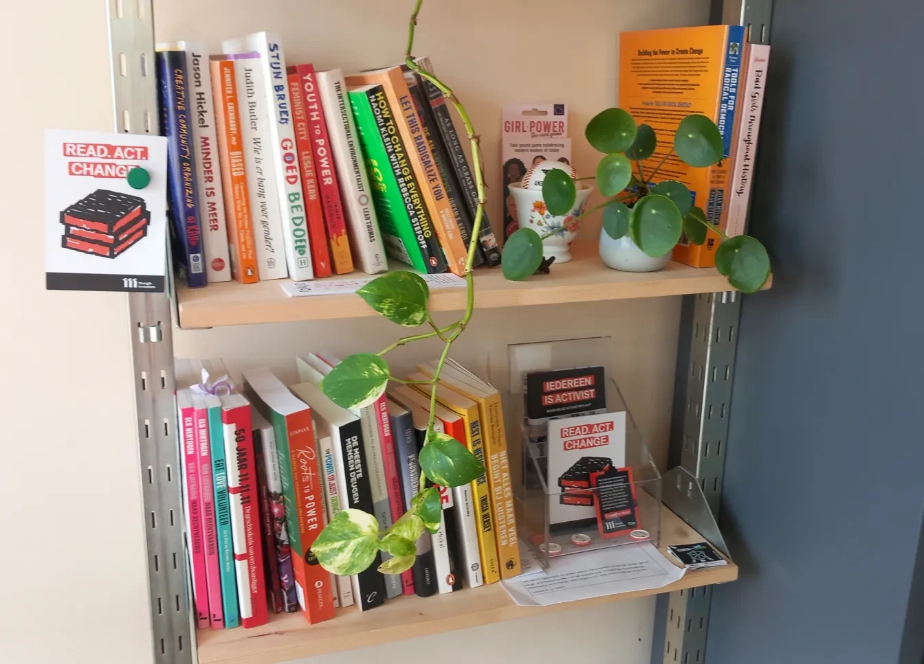 Boekenrek met twee rijen boeken