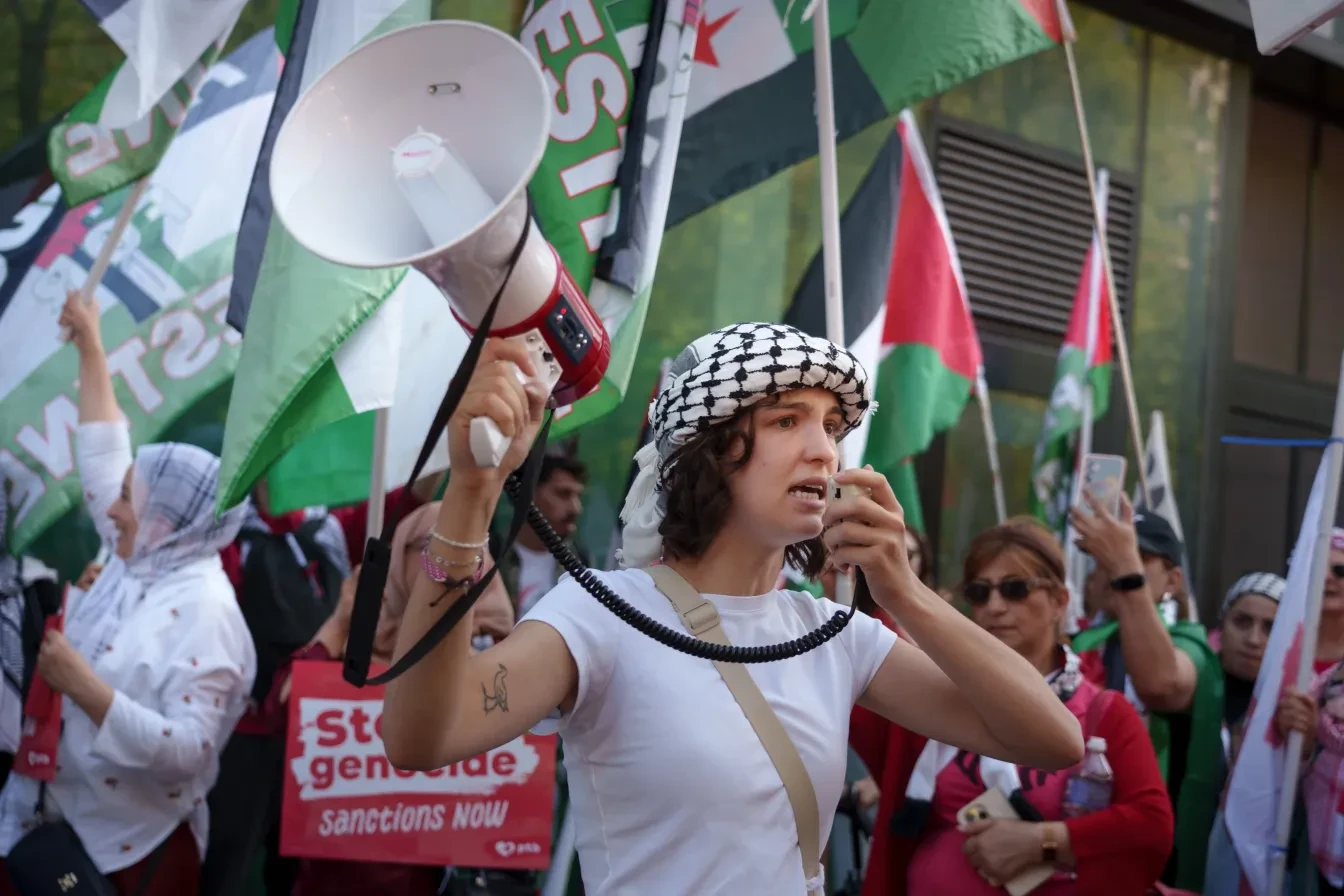 Foto van een activiste tijdens een Palestina manifestatie