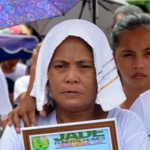Rosalina Cabas durante el funeral de su hijo Nino