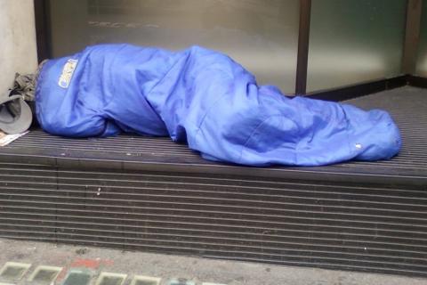 Dakloze slaapt op straat (Foto: Blodeuwedd, via Flickr)