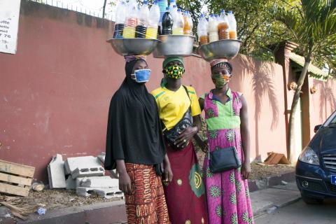 3 vrouwen met een modkapje in Ivoorkust