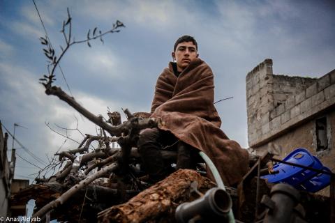 Een jongen zit op het puin in de Syrische stad Kan Shakyun (Foto: Anas Aldyab)