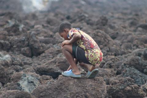 Kind op gestolde lava na vulkaanuitbarsting Nyiragongo - Goma