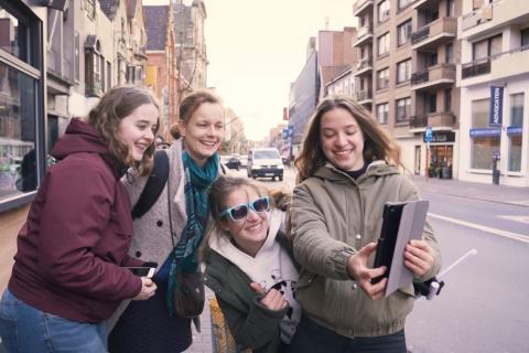 Vier mensen nemen een selfie in een stad