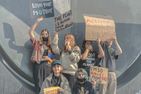 Groep jongeren met slogans tijdens klimaatmars 10 oktober