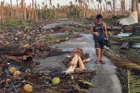Vernielde palmbomen versperren weg in Dapa Town - Siargoa Island