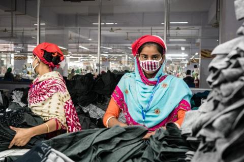 Arbeidsters in een textielfabriek