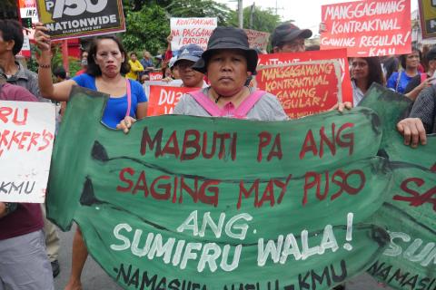 Filipijnse vrouw protesteert tegen Sumifru