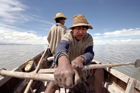 Vissers op het vervuilde Poopó meer in Bolivia