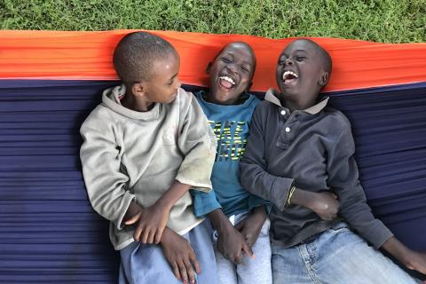 Jongens lachen in de hangmat Sunrise of Life