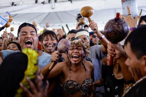 Braziliaanse inheemse gemeenschappen vieren hun overwinning.