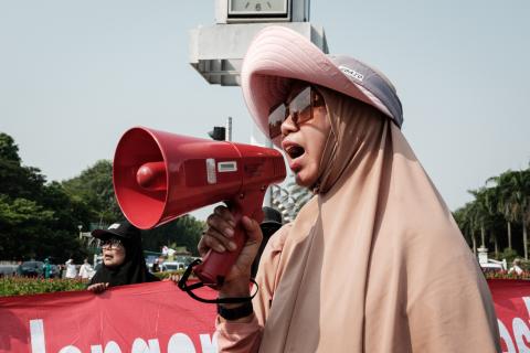 Een vrouw uit Rempang protesteert tegen de bouw van de glasfabriek.