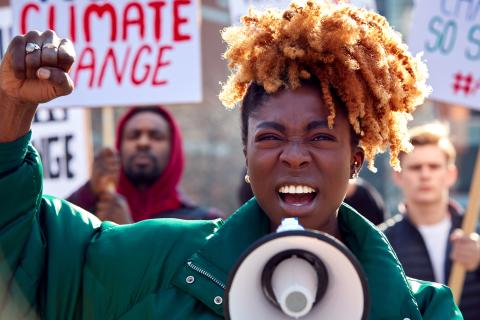 Protest met pancartes en megafoon tegen klimaatverandering