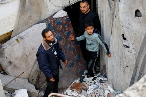 Palestijnen blijven achter in puin na een Israëlisch bombardement.