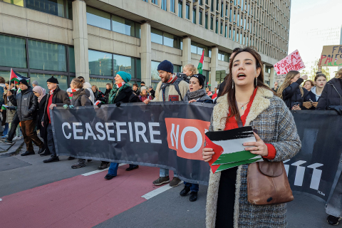 Mensen met banner 'Cease Fire now' tijdens betoging in Brussel