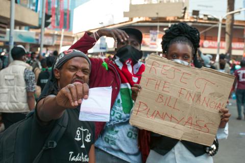 In Kenia protesteren jongeren tegen nieuwe belastingen en de regering.
