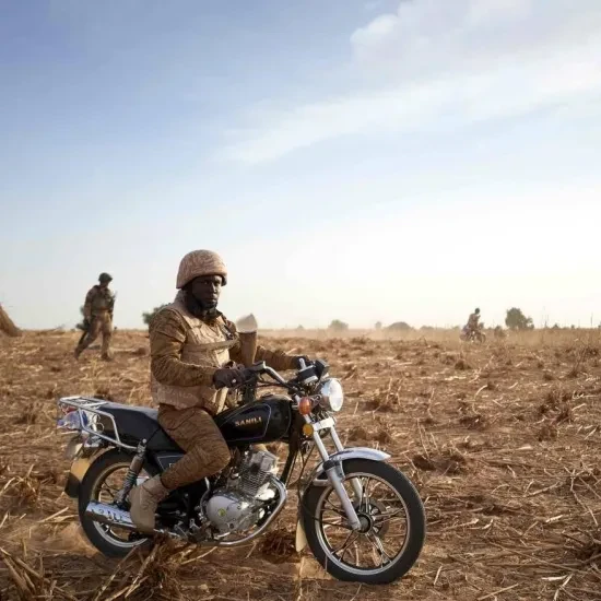 Een soldaat van het Burkinese leger op patrouille in het noorden van Burkina Faso. Jihadistische activiteiten in de regio maken werk bijzonder moeilijk.