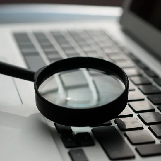 Vergrootglas op laptop © Agence Olloweb (via Unsplash)
