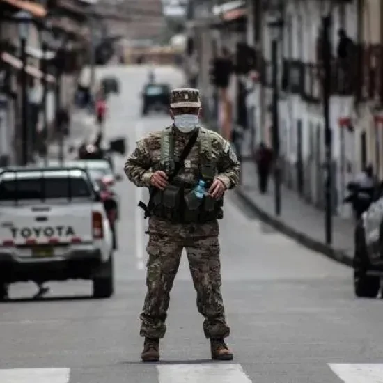 Militairen zien er op toe dat niemand zich op straat begeeft © Edgard Bazán
