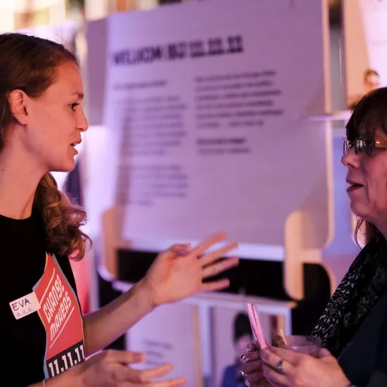 11.11.11 medewerker in gesprek met vrijwilliger op de kick-off van de campagne 2019