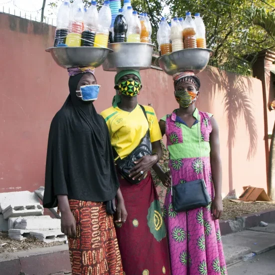 3 vrouwen met een modkapje in Ivoorkust