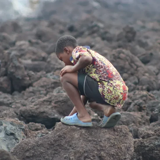 Kind op gestolde lava na vulkaanuitbarsting Nyiragongo - Goma