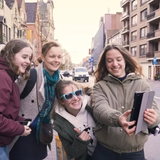 Vier mensen nemen een selfie in een stad