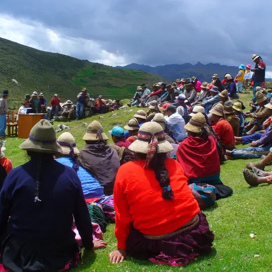 Cooperacción in dialoog met een lokale gemeenschap in Peru
