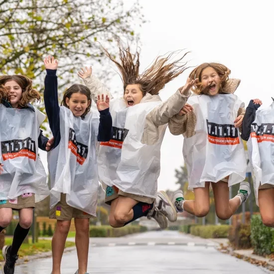 Groep kinderen springt de lucht in in hesjes 11.11.11