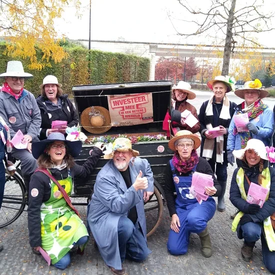 Foto van enthousiaste groep vrijwilligers in 'tuinkledij'