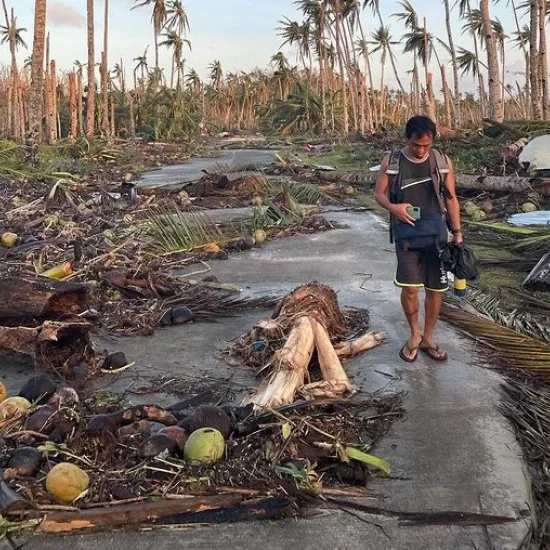 Vernielde palmbomen versperren weg in Dapa Town - Siargoa Island
